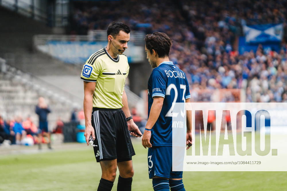 Bochum, Deutschland 11. Oktober 2026: 2. Bundesliga - 2026 2027 - 7. Spieltag - VfL Bochum 1848 gegen DSC Arminia Bielefeld Im Bild: v.li. Schiedsrichter Konrad Oldhafer in Diskussion mit VfL Bochum Spieler Koji Miyoshi (BOC) DFL DFB regulations prohibit any use of photographs as image sequences and or quasi-video. Vonovia Ruhrstadion Nordrhein Westfalen