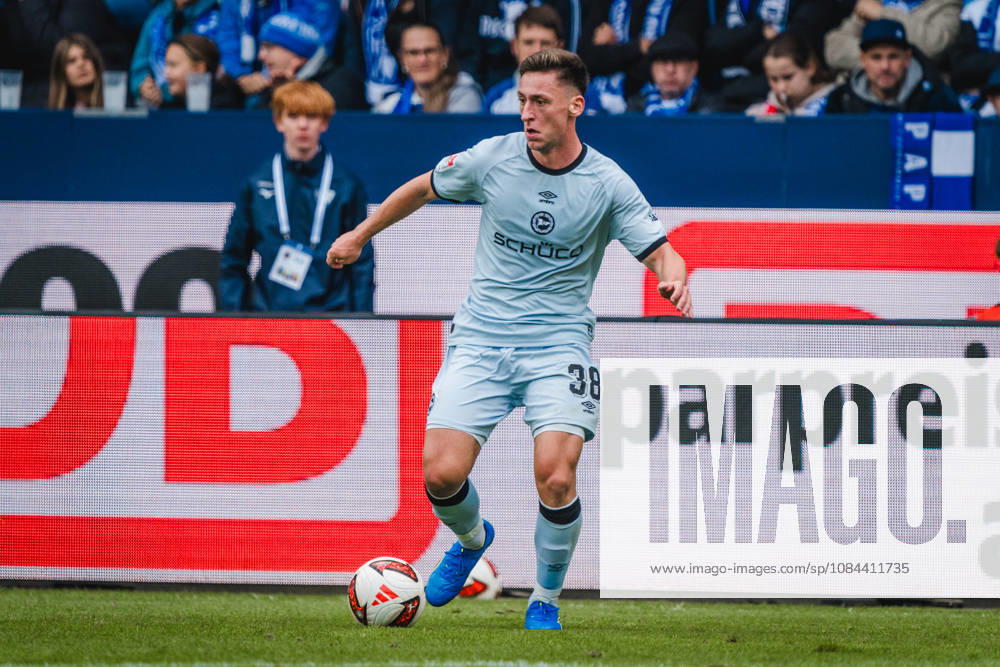 Bochum, Deutschland 11. Oktober 2026: 2. Bundesliga - 2026 2027 - 7. Spieltag - VfL Bochum 1848 gegen DSC Arminia Bielefeld Im Bild: Marius Wörl Woerl (DSC) am Ball DFL DFB regulations prohibit any use of photographs as image sequences and or quasi-video. Vonovia Ruhrstadion Nordrhein Westfalen