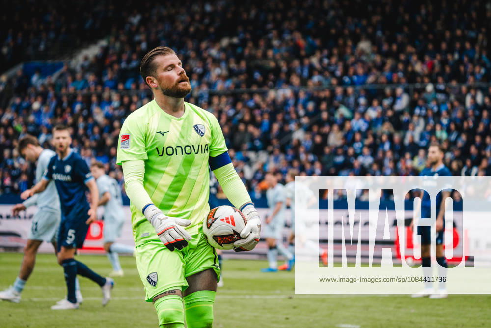 Bochum, Deutschland 11. Oktober 2026: 2. Bundesliga - 2026 2027 - 7. Spieltag - VfL Bochum 1848 gegen DSC Arminia Bielefeld Im Bild: Torhüter Timo Horn (BOC) blickt nach geklärten Angriffe von Arminia Bielefeld enttäuscht nach oben DFL DFB regulations prohibit any use of photographs as image sequences and or quasi-video. Vonovia Ruhrstadion Nordrhein Westfalen