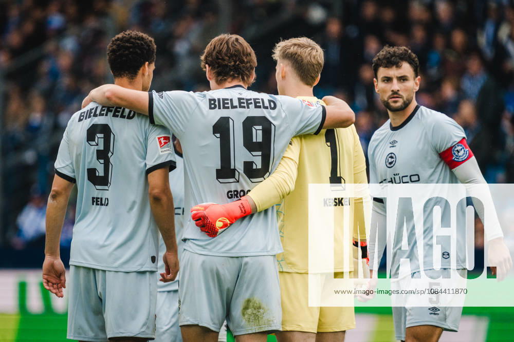 Bochum, Deutschland 11. Oktober 2026: 2. Bundesliga - 2026 2027 - 7. Spieltag - VfL Bochum 1848 gegen DSC Arminia Bielefeld Im Bild: Joel Felix (DSC) in den Armen von Mitspieler Maximilian Großer Grosser (DSC) der noch Torhüter Jonas Kersken (DSC) in den Armen hat daneben Kapitän Maximilian Bauer (DSC) DFL DFB regulations prohibit any use of photographs as image sequences and or quasi-video. Vonovia Ruhrstadion Nordrhein Westfalen