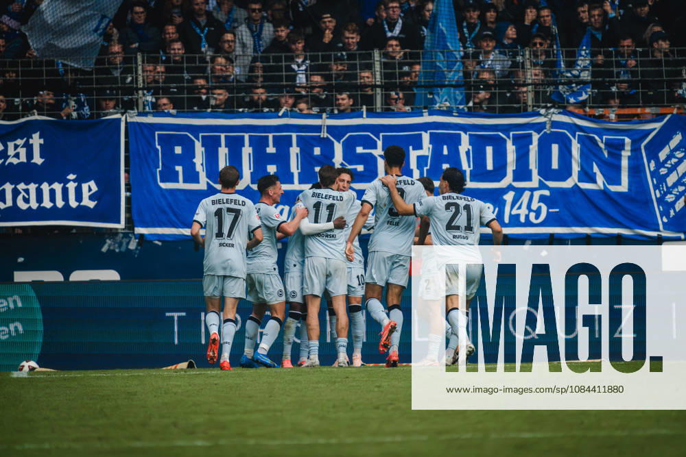 Bochum, Deutschland 11. Oktober 2026: 2. Bundesliga - 2026 2027 - 7. Spieltag - VfL Bochum 1848 gegen DSC Arminia Bielefeld Im Bild: Die Mannschaft von Arminia Bielefeld Torjubel nach dem 0:1 Treffer vor der Ostkurve vom VFL Bochum dort hängt ein Banner mit der auf Schrift Ruhrstadion DFL DFB regulations prohibit any use of photographs as image sequences and or quasi-video.