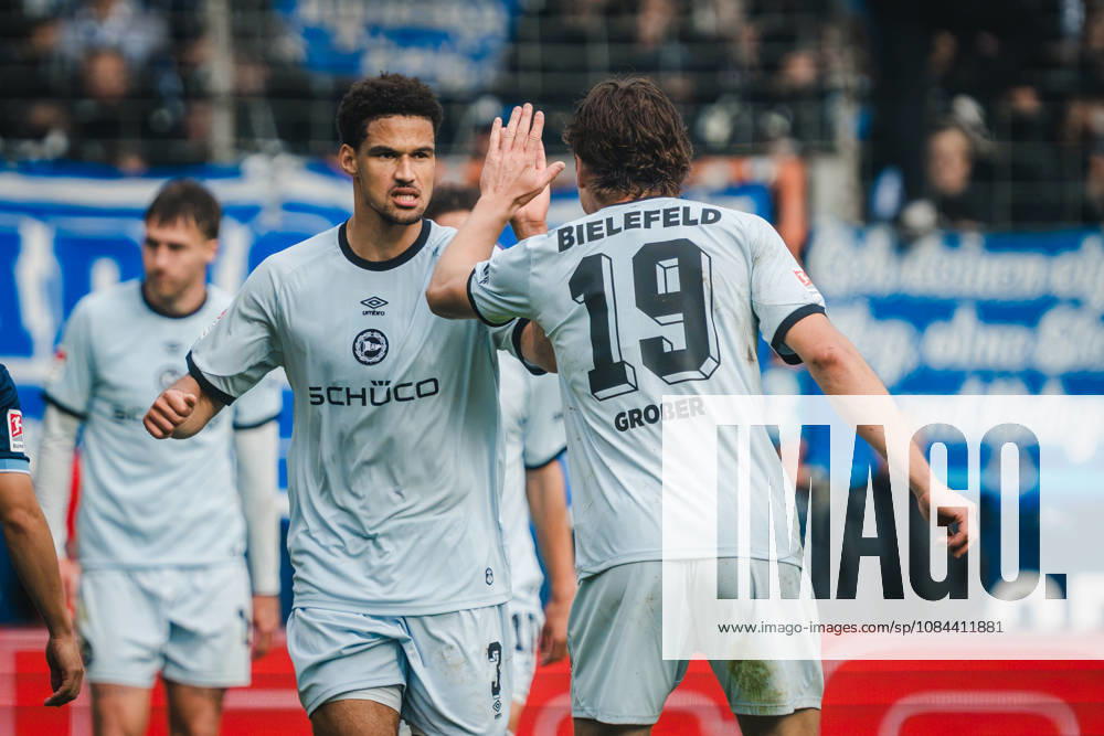 Bochum, Deutschland 11. Oktober 2026: 2. Bundesliga - 2026 2027 - 7. Spieltag - VfL Bochum 1848 gegen DSC Arminia Bielefeld Im Bild: Joel Felix (DSC) klatscht mit Spieler Maximilian Großer Grosser (DSC) nach 0:1 Treffer gegen den VFL Bochum DFL DFB regulations prohibit any use of photographs as image sequences and or quasi-video. Vonovia Ruhrstadion Nordrhein Westfalen
