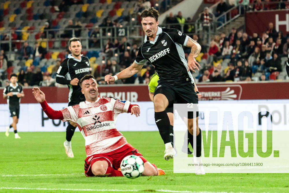 Deutschland: 3. Liga 2026 2027 Fortuna Düsseldorf vs. SC Verl 8. Spieltag 12.10.2026 Merkur Spiel-Arena (Nordrhein-Westfalen) Philipp Forster (Fortuna Dusseldorf, 10) Noah Konig (SC Verl, 22) Zweikampf Duell