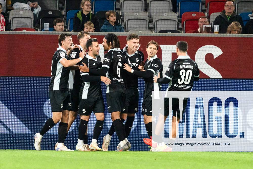 Deutschland: 3. Liga 2026 2027 Fortuna Düsseldorf vs. SC Verl 8. Spieltag 12.10.2026 Merkur Spiel-Arena (Nordrhein-Westfalen) Tor zum 1:1 durch Tim Heike (SC Verl, 25) Jubel Freude Emotionen Torjubel Almin Mesanovic (SC Verl, 30) Joshua Eze (SC Verl, 6)