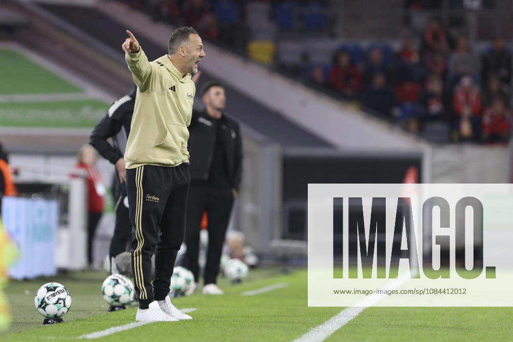 Trainer Alexander Ende (Fortuna Duesseldorf) gestikuliert, Gestik waehrend des Spiels der 3. Liga zwischen Fortuna Duesseldorf und SC Verl, Merkur Spiel-Arena am 11. October 2026 in Duesseldorf, Deutschland. (Foto von Oliver Kaelke DeFodi Images) +++ Trainer Alexander Ende (Fortuna Duesseldorf) gestures during the 3. Liga match between Fortuna Duesseldorf and SC Verl at Merkur Spiel-Arena on October 11, 2026 in Dusseldorf, Germany. (Photo by Oliver Kaelke DeFodi Images) DFB DFL REGULATIONS PROHIBIT ANY USE OF PHOTOGRAPHS AS IMAGE SEQUENCES AND OR QUASI-VIDEO. (Photo by Oliver Kaelke DeFodi Images) -