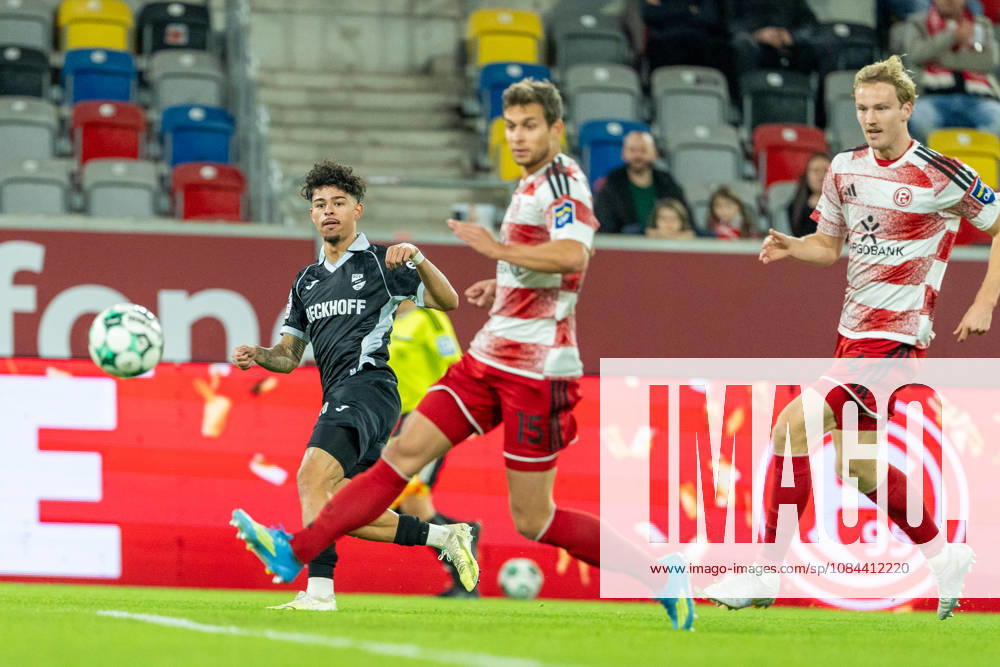 Andre Leipold (SC Verl, 20) flankt in den Strafraum, 15f95 und Lukas Bornschein (Fortuna Düsseldorf, 04) kommen zu spaet Fortuna Duesseldorf vs. SC Verl, Fussball, 3.Liga, 8.Spieltag, Saison 2026 27, 12.10.2026, DFL REGULATIONS PROHIBIT ANY USE OF PHOTOGRAPHS AS IMAGE SEQUENCES AND OR QUASI-VIDEO, Fortuna Duesseldorf vs. SC Verl, Fussball, 3.Liga, 8.Spieltag, Saison 2026 27, 12.10.2026 Düsseldorf