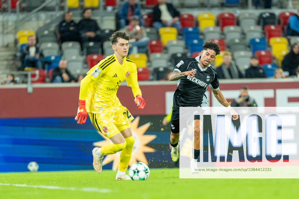 Louis Lord (Fortuna Düsseldorf, 22) am Ball wird angelaufen von Andre Leipold (SC Verl, 20) Fortuna Duesseldorf vs. SC Verl, Fussball, 3.Liga, 8.Spieltag, Saison 2026 27, 12.10.2026, DFL REGULATIONS PROHIBIT ANY USE OF PHOTOGRAPHS AS IMAGE SEQUENCES AND OR QUASI-VIDEO, Fortuna Duesseldorf vs. SC Verl, Fussball, 3.Liga, 8.Spieltag, Saison 2026 27, 12.10.2026 Düsseldorf