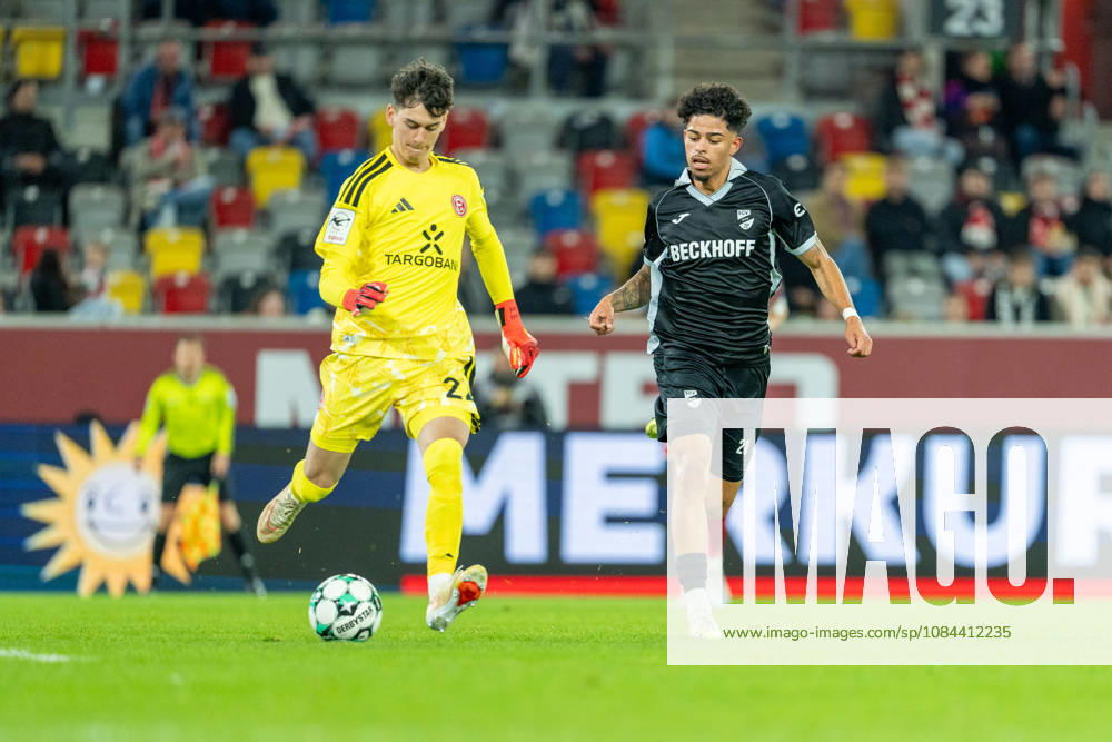 Louis Lord (Fortuna Düsseldorf, 22) am Ball wird angelaufen von Andre Leipold (SC Verl, 20) Fortuna Duesseldorf vs. SC Verl, Fussball, 3.Liga, 8.Spieltag, Saison 2026 27, 12.10.2026, DFL REGULATIONS PROHIBIT ANY USE OF PHOTOGRAPHS AS IMAGE SEQUENCES AND OR QUASI-VIDEO, Fortuna Duesseldorf vs. SC Verl, Fussball, 3.Liga, 8.Spieltag, Saison 2026 27, 12.10.2026 Düsseldorf