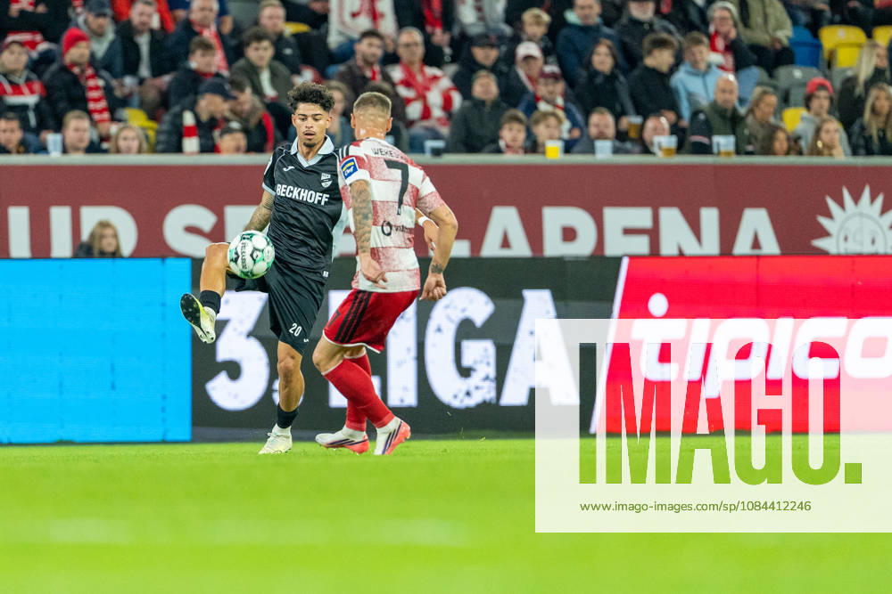 Andre Leipold (SC Verl, 20) im Zweikampf mit Erik Wekesser (Fortuna Düsseldorf, 07) Fortuna Duesseldorf vs. SC Verl, Fussball, 3.Liga, 8.Spieltag, Saison 2026 27, 12.10.2026, DFL REGULATIONS PROHIBIT ANY USE OF PHOTOGRAPHS AS IMAGE SEQUENCES AND OR QUASI-VIDEO, Fortuna Duesseldorf vs. SC Verl, Fussball, 3.Liga, 8.Spieltag, Saison 2026 27, 12.10.2026 Düsseldorf