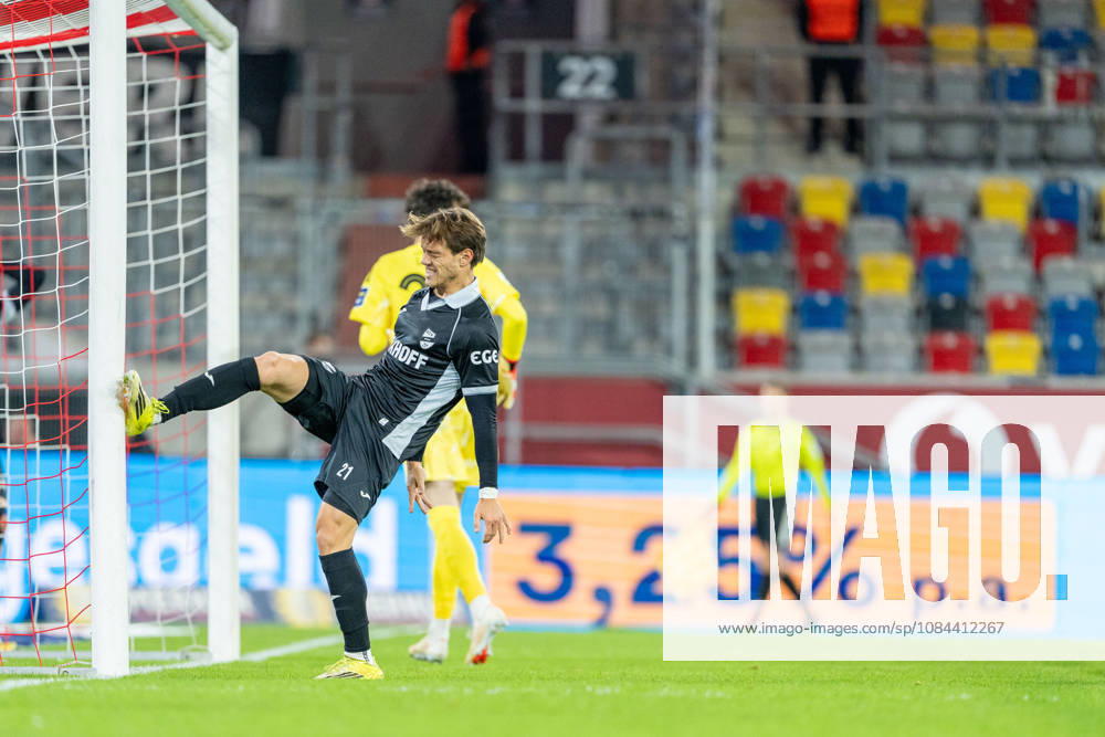 Mika Clausen (SC Verl, 21) tritt gegen den Pfosten nach seinem Torschuss Fortuna Duesseldorf vs. SC Verl, Fussball, 3.Liga, 8.Spieltag, Saison 2026 27, 12.10.2026, DFL REGULATIONS PROHIBIT ANY USE OF PHOTOGRAPHS AS IMAGE SEQUENCES AND OR QUASI-VIDEO, Fortuna Duesseldorf vs. SC Verl, Fussball, 3.Liga, 8.Spieltag, Saison 2026 27, 12.10.2026 Düsseldorf