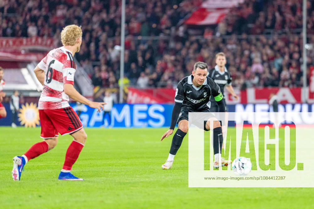 Andreas Mueller (Fortuna Düsseldorf, 06) passt nach vorne, Niko Kijewski (SC Verl, 19) lauert Fortuna Duesseldorf vs. SC Verl, Fussball, 3.Liga, 8.Spieltag, Saison 2026 27, 12.10.2026, DFL REGULATIONS PROHIBIT ANY USE OF PHOTOGRAPHS AS IMAGE SEQUENCES AND OR QUASI-VIDEO, Fortuna Duesseldorf vs. SC Verl, Fussball, 3.Liga, 8.Spieltag, Saison 2026 27, 12.10.2026 Düsseldorf