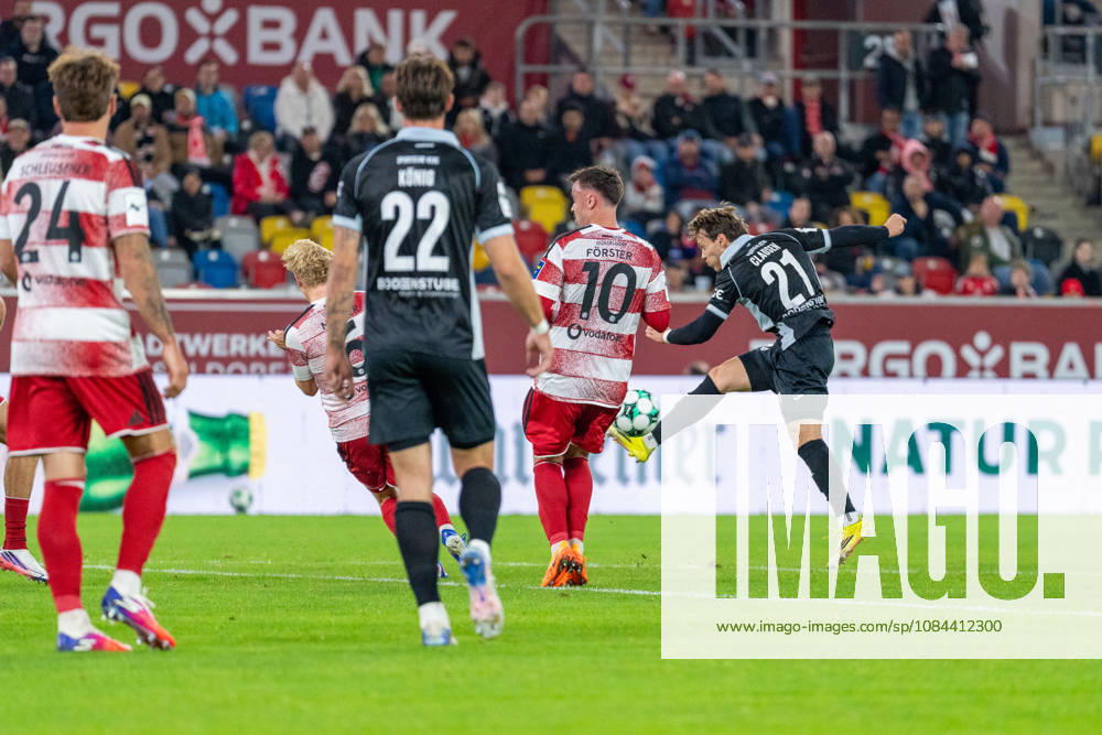 Andreas Mueller (Fortuna Düsseldorf, 06) blockt einen Schuss von Mika Clausen (SC Verl, 21), Philipp Foerster (Fortuna Düsseldorf, 10) Fortuna Duesseldorf vs. SC Verl, Fussball, 3.Liga, 8.Spieltag, Saison 2026 27, 12.10.2026, DFL REGULATIONS PROHIBIT ANY USE OF PHOTOGRAPHS AS IMAGE SEQUENCES AND OR QUASI-VIDEO, Fortuna Duesseldorf vs. SC Verl, Fussball, 3.Liga, 8.Spieltag, Saison 2026 27, 12.10.2026 Düsseldorf