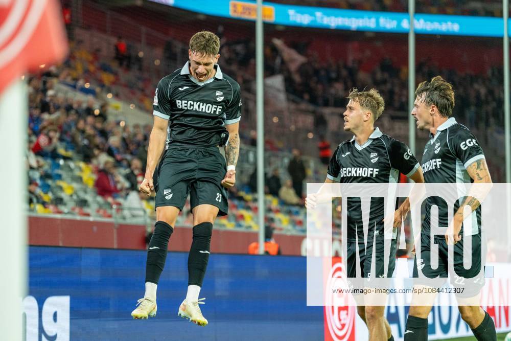 Tim Heike (SC Verl, 25) bejubelt sein Tor zum 1:1 mit einem Jubelsprung, Nick Seidel (SC Verl, 05) und Noah Koenig (SC Verl, 22) kommen dazu Fortuna Duesseldorf vs. SC Verl, Fussball, 3.Liga, 8.Spieltag, Saison 2026 27, 12.10.2026, DFL REGULATIONS PROHIBIT ANY USE OF PHOTOGRAPHS AS IMAGE SEQUENCES AND OR QUASI-VIDEO, Fortuna Duesseldorf vs. SC Verl, Fussball, 3.Liga, 8.Spieltag, Saison 2026 27, 12.10.2026 Düsseldorf