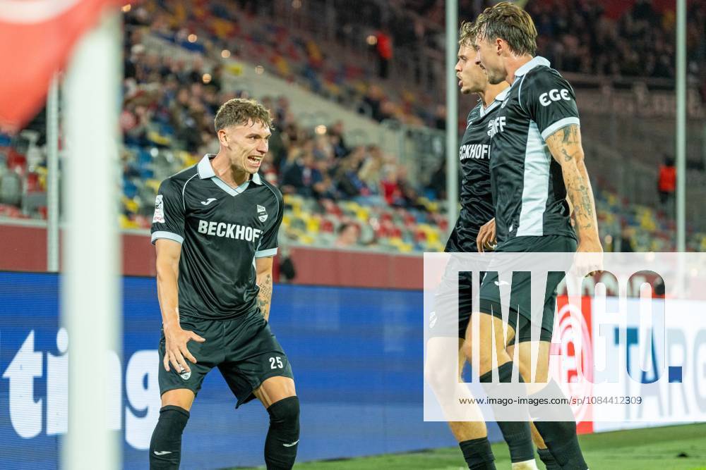 Tim Heike (SC Verl, 25) bejubelt sein Tor zum 1:1 mit einem Jubelsprung, Nick Seidel (SC Verl, 05) und Noah Koenig (SC Verl, 22) kommen dazu Fortuna Duesseldorf vs. SC Verl, Fussball, 3.Liga, 8.Spieltag, Saison 2026 27, 12.10.2026, DFL REGULATIONS PROHIBIT ANY USE OF PHOTOGRAPHS AS IMAGE SEQUENCES AND OR QUASI-VIDEO, Fortuna Duesseldorf vs. SC Verl, Fussball, 3.Liga, 8.Spieltag, Saison 2026 27, 12.10.2026 Düsseldorf