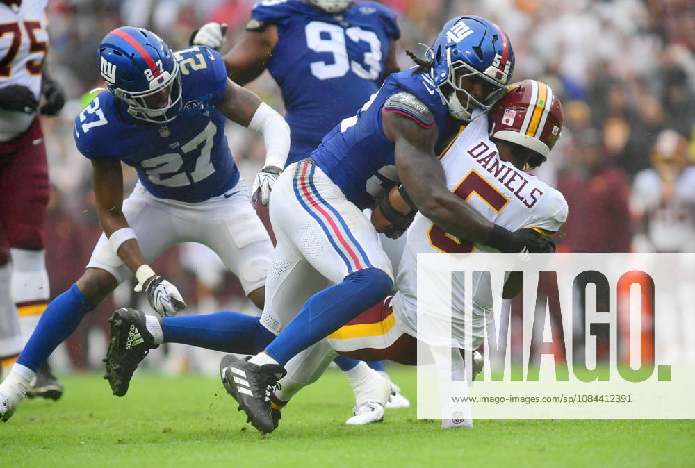 LANDOVER, MD - OCTOBER 11: Giants linebacker Arvell Reese (52) tackles Commanders quarterback Jayden Daniels (5) at the end of a quarterback run up the middle during the New York Giants versus Washington Commanders National Football League game at Northwest Stadium on October 11, 2026 in Landover, MD. (Photo by Randy Litzinger Icon Sportswire) NFL, American Football Herren, USA OCT 11 Giants at Commanders Icon9662610110577