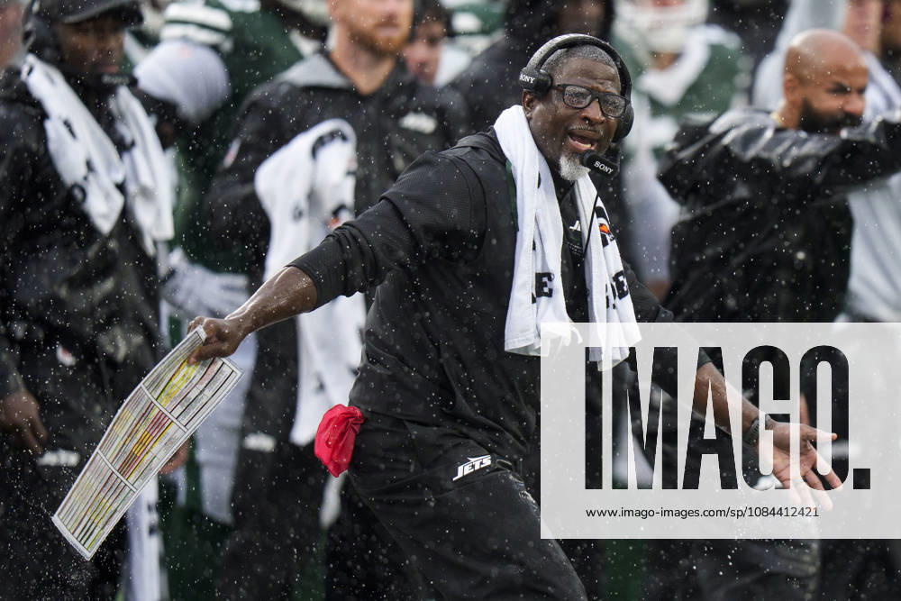 Oct 11, 2026; East Rutherford, NJ, USA; New York Jets head coach Aaron Glenn reacts during an NFL, American Football Herren, USA game against the Cleveland Browns at MetLife Stadium. Mandatory Credit: -Cal Media NFL 2026: Browns Vs Jets OCT 11 - ZUMAc04_ 20261011_zma_c04_036