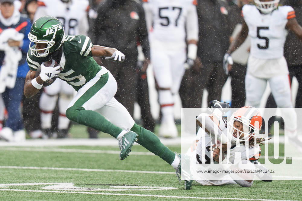 Oct 11, 2026; East Rutherford, NJ, USA; New York Jets wide receiver Garrett Wilson (5) runs past Cleveland Browns safety Ronnie Hickman (33) on his way to a touchdown during an NFL, American Football Herren, USA game at MetLife Stadium. Mandatory Credit: -Cal Media NFL 2026: Browns Vs Jets OCT 11 - ZUMAc04_ 20261011_zma_c04_037