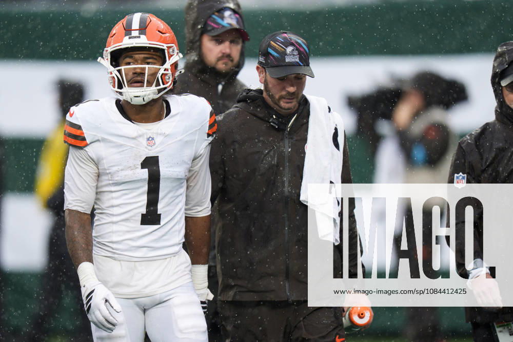 Oct 11, 2026; East Rutherford, NJ, USA; Cleveland Browns wide receiver KC Concepcion Jr. (1) walks to the locker room with staff during an NFL, American Football Herren, USA game against the New York Jets at MetLife Stadium. Mandatory Credit: -Cal Media NFL 2026: Browns Vs Jets OCT 11 - ZUMAc04_ 20261011_zma_c04_040