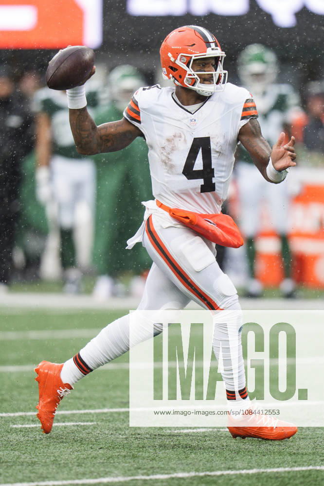 Oct 11, 2026; East Rutherford, NJ, USA; Cleveland Browns quarterback Deshaun Watson (4) scrambles with the ball during an NFL, American Football Herren, USA game against the New York Jets at MetLife Stadium. Mandatory Credit: -Cal Media East Rutherford USA - ZUMAc04_ 20261011_zma_c04_058