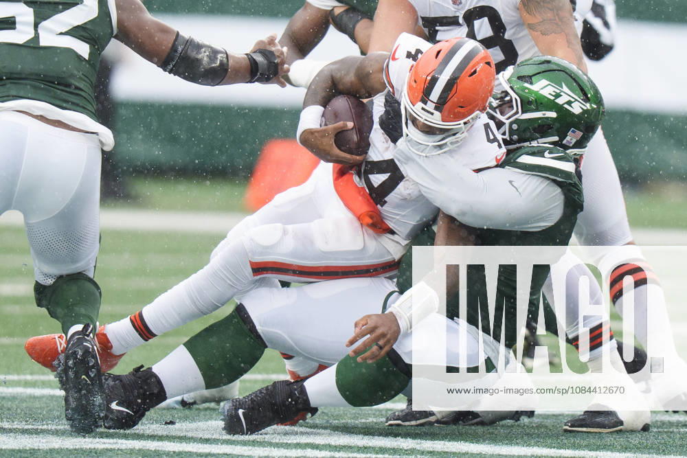 Oct 11, 2026; East Rutherford, NJ, USA; New York Jets defensive lineman Jowon Briggs (91) gets a sack of Cleveland Browns quarterback Deshaun Watson (4) during an NFL, American Football Herren, USA game at MetLife Stadium. Mandatory Credit: -Cal Media East Rutherford USA - ZUMAc04_ 20261011_zma_c04_057