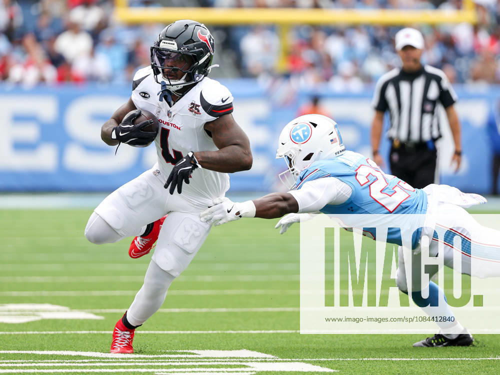 NFL, American Football Herren, USA 2026: Texans Vs Titans OCT 11 Oct 11, 2026; Nashville, TN, USA; Houston Texans running back Woody Marks (4) breaks a tackle uring the NFL regular season game between the Houston Texans and Tennessee Titans at Nissan Stadium. Mandatory Credit: Stephen Furst-Cal Media (Credit Image: Â Stephen Furst Cal Sport Media) Nashville Tn USA