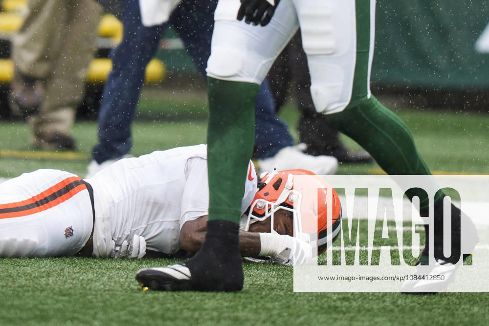 NFL, American Football Herren, USA 2026: Browns Vs Jets OCT 11 Oct 11, 2026; East Rutherford, NJ, USA; Cleveland Browns wide receiver KC Concepcion Jr. (1) lays on the field after getting hit during an NFL game against the New York Jets at MetLife Stadium. Mandatory Credit: Chris Szagola-Cal Media (Credit Image: Â Chris Szagola Cal Sport Media) East Rutherford Nj USA
