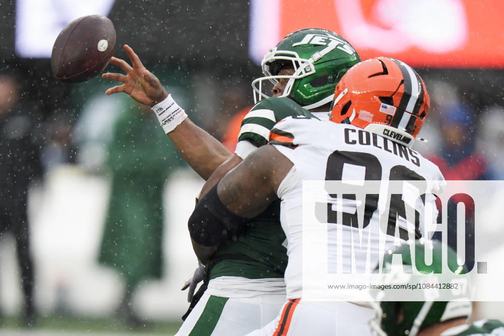 Oct 11, 2026; East Rutherford, NJ, USA; New York Jets quarterback Geno Smith (7) tries to toss the ball while under pressure by Cleveland Browns defensive tackle Maliek Collins (96) during an NFL, American Football Herren, USA game at MetLife Stadium. Mandatory Credit: -Cal Media NFL 2026: Browns Vs Jets OCT 11 - ZUMAc04_ 20261011_zma_c04_055