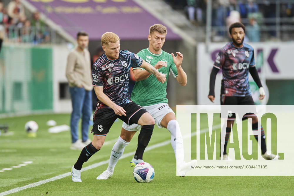 Brack Super League 2026 2027 FC St. Gallen 1879 vs. FC Lausanne St. Gallen, Schweiz St. Gallen, Schweiz, 11. Oktober 2026. Florent Mollet gegen Christian Witzig während des Brack Super League Spiels FC St. Gallen 1879 gegen FC Lausanne-Sport in St. Gallen.