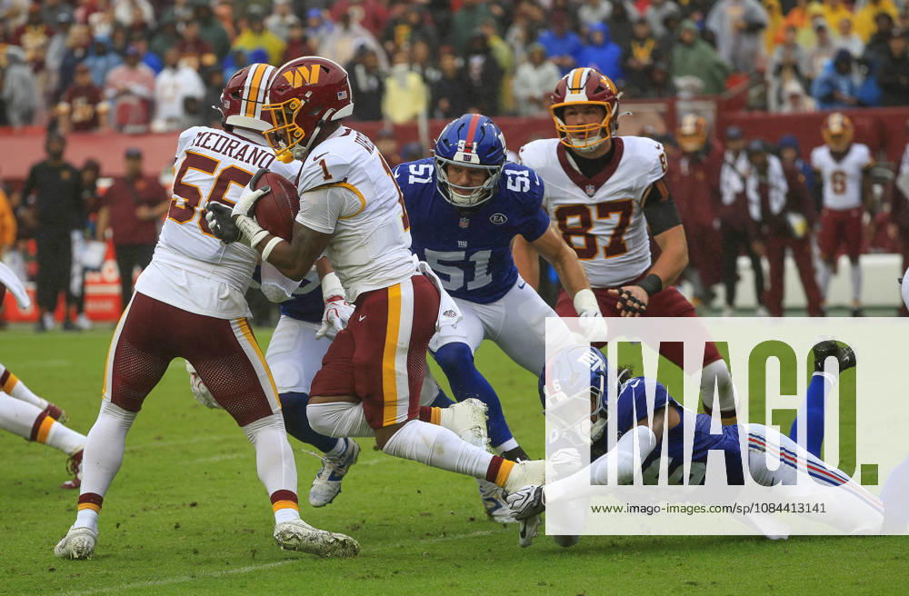 NFL, American Football Herren, USA 2026: Washington Commanders Vs New York Giants OCT 11 October 11, 2026: Washington Commanders RB 1 Rachaad White is tripped up by New York Giants LB 46 Zaire Barnes during the Washington Commanders game against the New York Giants at Northwest Stadium in Landover, MD. Justin Cooper CSM (Credit Image: Â Justin Cooper Cal Media) Landover Md United States of America