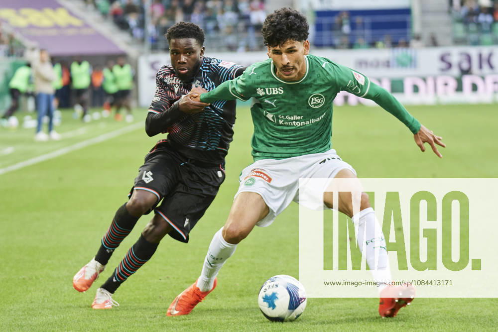 Brack Super League 2026 2027 FC St. Gallen 1879 vs. FC Lausanne St. Gallen, Schweiz St. Gallen, Schweiz, 11. Oktober 2026. Mostafa Heydari gegen Nathan Butler-Oyedeji während des Brack Super League Spiels FC St. Gallen 1879 gegen FC Lausanne-Sport in St. Gallen.