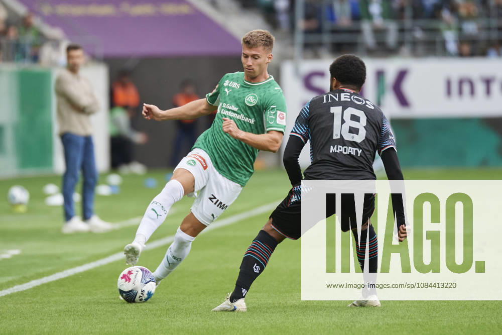 Brack Super League 2026 2027 FC St. Gallen 1879 vs. FC Lausanne St. Gallen, Schweiz St. Gallen, Schweiz, 11. Oktober 2026. Christian Witzig gegen Morgan Poaty während des Brack Super League Spiels FC St. Gallen 1879 gegen FC Lausanne-Sport in St. Gallen.