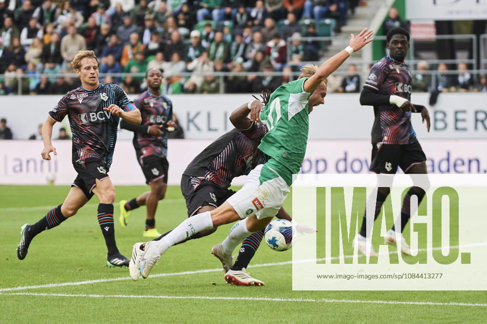 Brack Super League 2026 2027 FC St. Gallen 1879 vs. FC Lausanne St. Gallen, Schweiz St. Gallen, Schweiz, 11. Oktober 2026. Lukas Daschner fällt im Strafraum während des Brack Super League Spiels FC St. Gallen 1879 gegen FC Lausanne-Sport in St. Gallen.