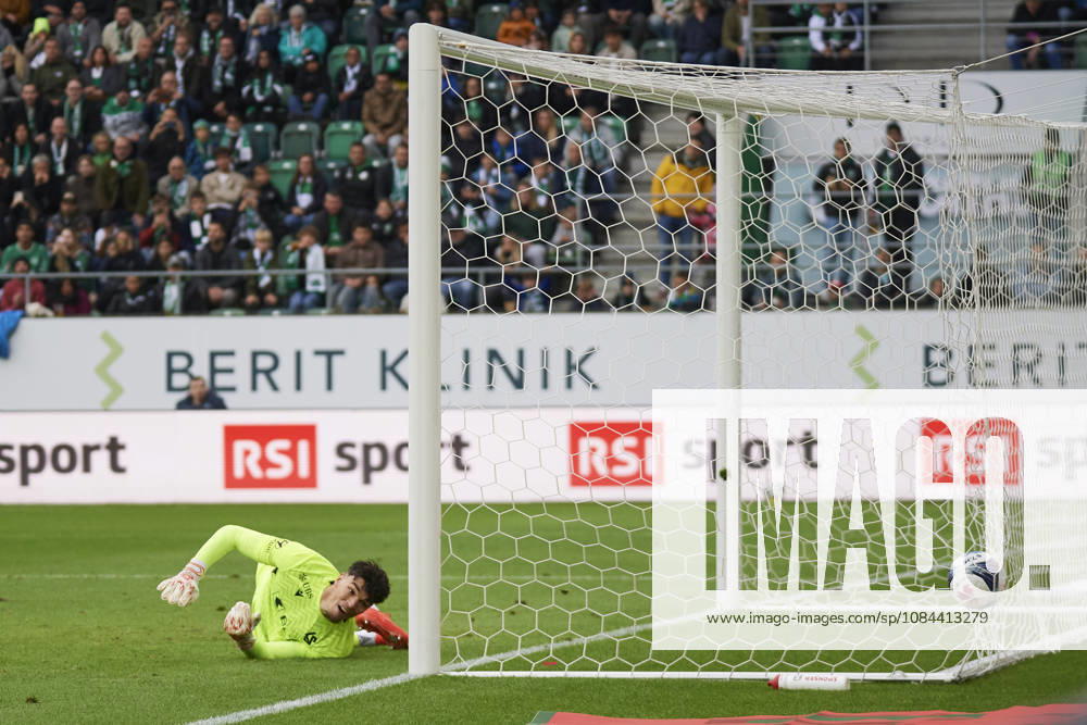 Brack Super League 2026 2027 FC St. Gallen 1879 vs. FC Lausanne St. Gallen, Schweiz St. Gallen, Schweiz, 11. Oktober 2026. Florent Mollet kassiert ein Tor während des Brack Super League Spiels FC St. Gallen 1879 gegen FC Lausanne-Sport in St. Gallen.