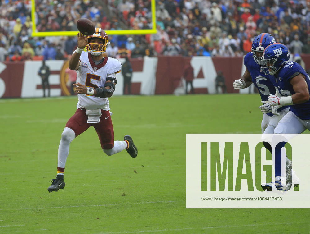 Washington Commanders QB 5 Jayden Daniels throws the football away as he runs to the sideline during the Washington Commanders game against the New York Giants at Northwest Stadium in Landover, MD. CSM NFL, American Football Herren, USA 2026: Washington Commanders Vs New York Giants OCT 11 - ZUMAc04_ 20261011_zma_c04_062
