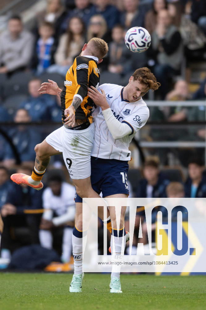Hull City v Everton Premier League Oliver McBurnie of Hull City in an aerial challenge with Jake O Brien of Everton during the Premier League match between Hull City and Everton at the MKM Stadium, Hull. 11 10 2026 UK Newspapers OUT