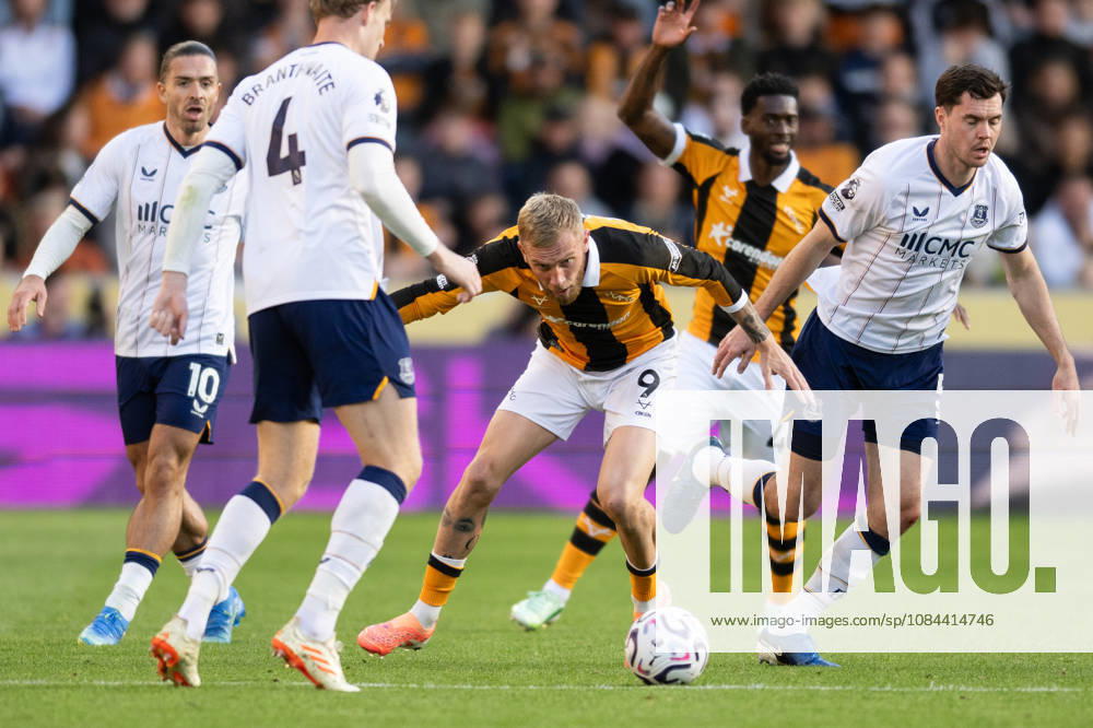 Hull City v Everton Premier League Oliver McBurnie of Hull City takes on the Everton defence during the Premier League match between Hull City and Everton at the MKM Stadium, Hull. 11 10 2026 UK Newspapers OUT
