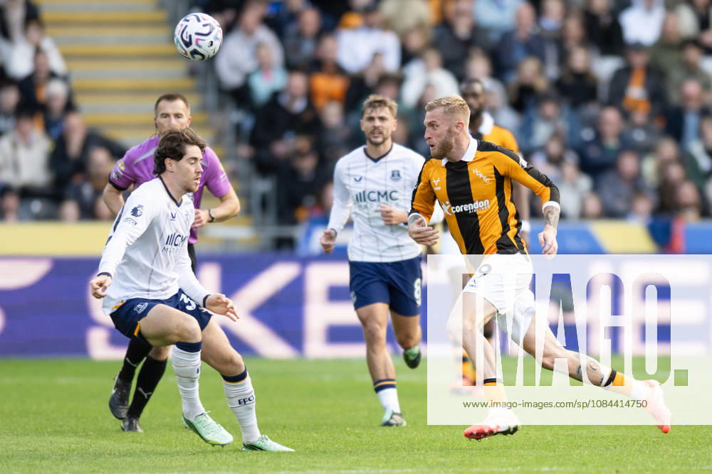 Hull City v Everton Premier League Oliver McBurnie of Hull City takes on an Everton player during the Premier League match between Hull City and Everton at the MKM Stadium, Hull. 11 10 2026 UK Newspapers OUT