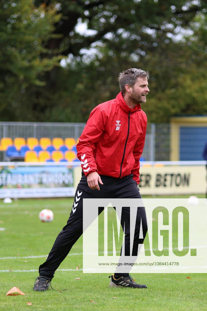 Fußball I Herren I Saison 2026-2027 I Regionalliga Nord I 13. Spieltag I SV Todesfelde - SC Weiche Flensburg I 11.10.2026 Dirk Hellmann (Co-Trainer, SV Todesfelde) Todesfelde Joda-Sportpark Schleswig Holstein Deutschland