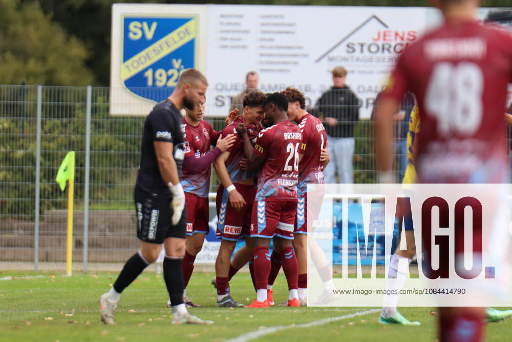 Fußball I Herren I Saison 2026-2027 I Regionalliga Nord I 13. Spieltag I SV Todesfelde - SC Weiche Flensburg I 11.10.2026 v.l. Theo Aljoscha Behrmann (28, SC Weiche Flensburg 08) und Ibrahim Bashiru Ali (26, SC Weiche Flensburg 08) Stirn an Stirn Todesfelde Joda-Sportpark Schleswig Holstein Deutschland