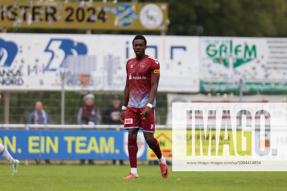 Fußball I Herren I Saison 2026-2027 I Regionalliga Nord I 13. Spieltag I SV Todesfelde - SC Weiche Flensburg I 11.10.2026 Randy Manu Gyamenah (14, SC Weiche Flensburg 08) Todesfelde Joda-Sportpark Schleswig Holstein Deutschland