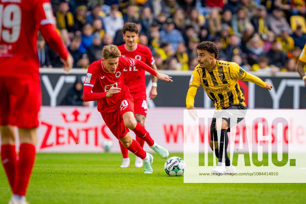 Niklas Swider (FC Viktoria Koeln, 20) gegen Mehdi Loune (Alemannia Aachen, 10) TSV Alemannia Aachen vs. FC Viktoria Koeln, Fussball, 3. Liga, 8. Spieltag, Saison 2026 2027, 11.10.2026 DFB REGULATIONS PROHIBIT ANY USE OF PHOTOGRAPHS AS IMAGE SEQUENCES AND OR QUASI-VIDEO TSV Alemannia Aachen vs. FC Viktoria Koeln, Fussball, 3. Liga, 8. Spieltag, Saison 2026 2027, 11.10.2026 Aachen