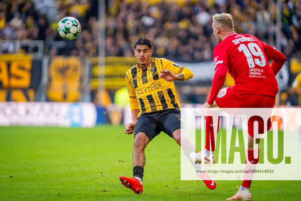 Fabio Torsiello (Alemannia Aachen, 17) gegen Meiko Sponsel (FC Viktoria Koeln, 19) TSV Alemannia Aachen vs. FC Viktoria Koeln, Fussball, 3. Liga, 8. Spieltag, Saison 2026 2027, 11.10.2026 DFB REGULATIONS PROHIBIT ANY USE OF PHOTOGRAPHS AS IMAGE SEQUENCES AND OR QUASI-VIDEO TSV Alemannia Aachen vs. FC Viktoria Koeln, Fussball, 3. Liga, 8. Spieltag, Saison 2026 2027, 11.10.2026 Aachen