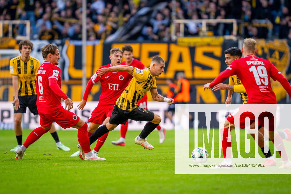 Georg Ermolaev (Alemannia Aachen, 20) im Duell um den Ball TSV Alemannia Aachen vs. FC Viktoria Koeln, Fussball, 3. Liga, 8. Spieltag, Saison 2026 2027, 11.10.2026 DFB REGULATIONS PROHIBIT ANY USE OF PHOTOGRAPHS AS IMAGE SEQUENCES AND OR QUASI-VIDEO TSV Alemannia Aachen vs. FC Viktoria Koeln, Fussball, 3. Liga, 8. Spieltag, Saison 2026 2027, 11.10.2026 Aachen