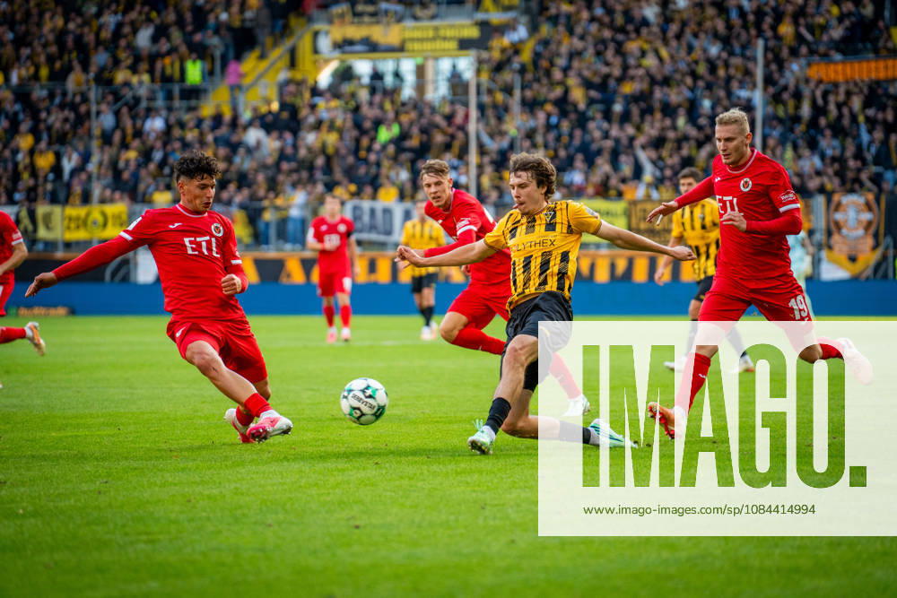 Louis Köster (Alemannia Aachen, 08) im Duell um den Ball TSV Alemannia Aachen vs. FC Viktoria Koeln, Fussball, 3. Liga, 8. Spieltag, Saison 2026 2027, 11.10.2026 DFB REGULATIONS PROHIBIT ANY USE OF PHOTOGRAPHS AS IMAGE SEQUENCES AND OR QUASI-VIDEO TSV Alemannia Aachen vs. FC Viktoria Koeln, Fussball, 3. Liga, 8. Spieltag, Saison 2026 2027, 11.10.2026 Aachen