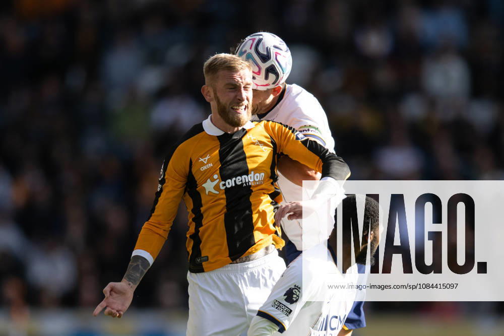 Hull City v Everton Premier League Oliver McBurnie of Hull City in an aerial challenge with James Tarkowski of Everton during the Premier League match between Hull City and Everton at the MKM Stadium, Hull. 11 10 2026 UK Newspapers OUT