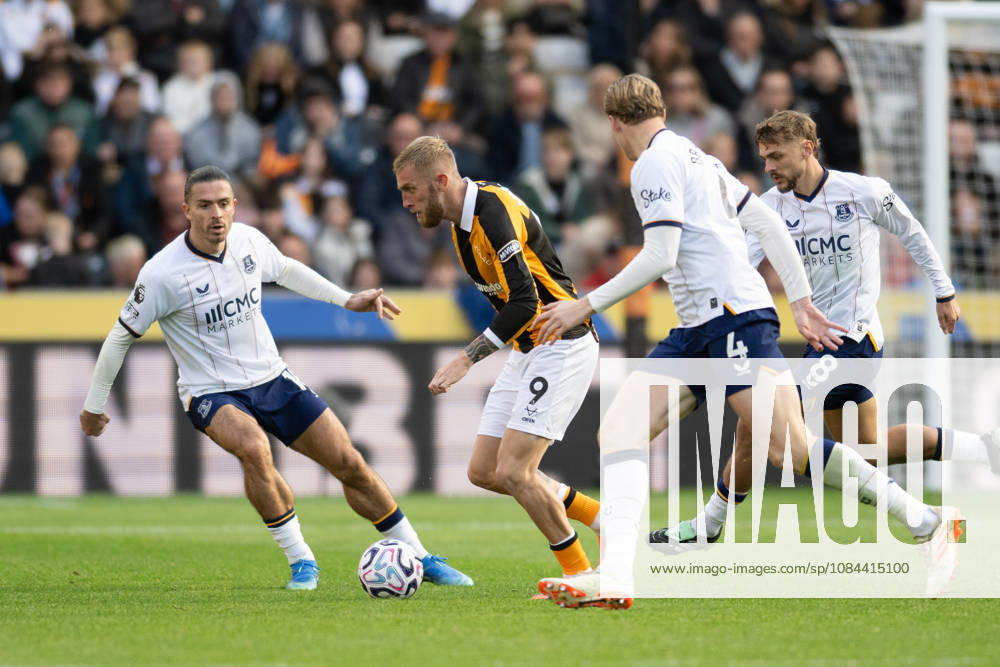 Hull City v Everton Premier League Oliver McBurnie of Hull City takes on Everton players during the Premier League match between Hull City and Everton at the MKM Stadium, Hull. 11 10 2026 UK Newspapers OUT