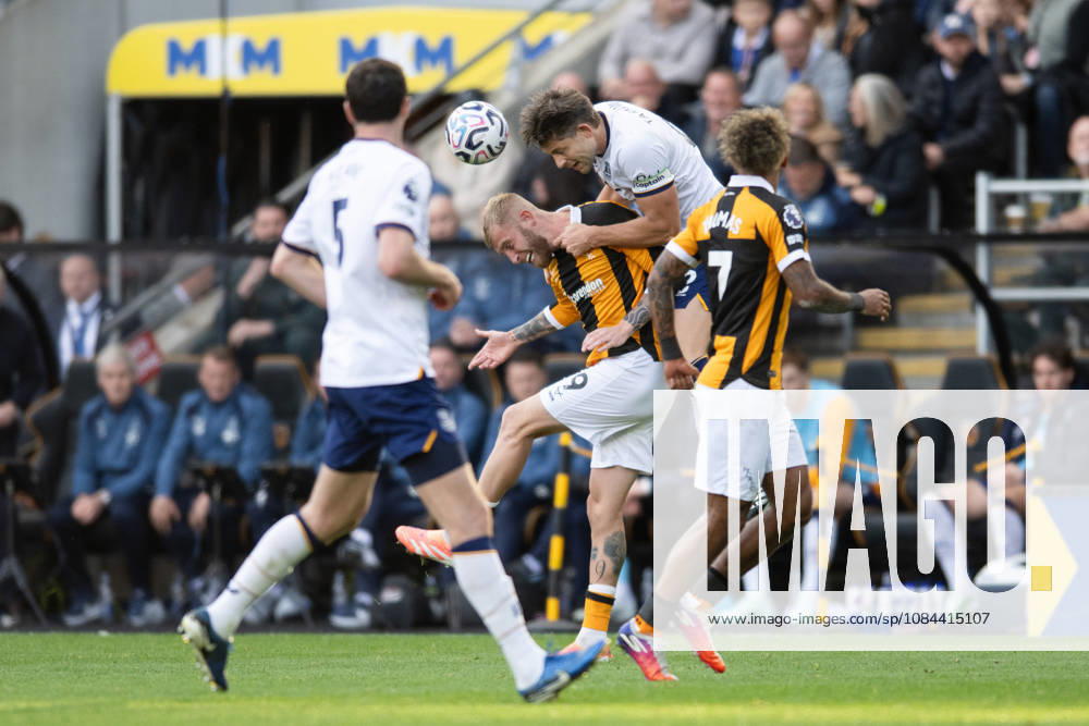 Hull City v Everton Premier League Oliver McBurnie of Hull City in an aerial challenge with James Tarkowski of Everton during the Premier League match between Hull City and Everton at the MKM Stadium, Hull. 11 10 2026 UK Newspapers OUT