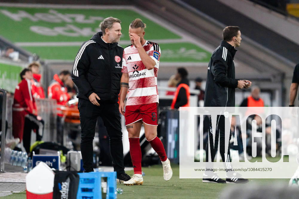 Deutschland: 3. Liga 2026 2027 Fortuna Düsseldorf vs. SC Verl 8. Spieltag 12.10.2026 Merkur Spiel-Arena (Nordrhein-Westfalen) Auswechslung verlässt das Feld Jorrit Hendrix (Fortuna Dusseldorf, 8) Frust Ärger Emotionen Traurig