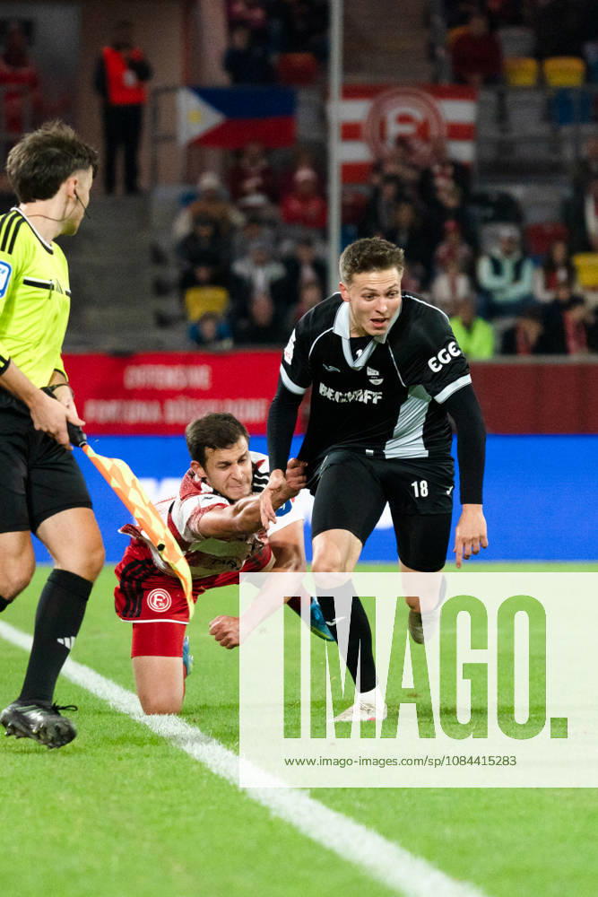 Deutschland: 3. Liga 2026 2027 Fortuna Düsseldorf vs. SC Verl 8. Spieltag 12.10.2026 Merkur Spiel-Arena (Nordrhein-Westfalen) Tim Oberdorf (Fortuna Dusseldorf, 15) Fabian Wessig (SC Verl, 18) Zweikampf Duell