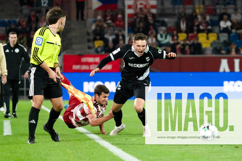 Deutschland: 3. Liga 2026 2027 Fortuna Düsseldorf vs. SC Verl 8. Spieltag 12.10.2026 Merkur Spiel-Arena (Nordrhein-Westfalen) Tim Oberdorf (Fortuna Dusseldorf, 15) Fabian Wessig (SC Verl, 18) Zweikampf Duell
